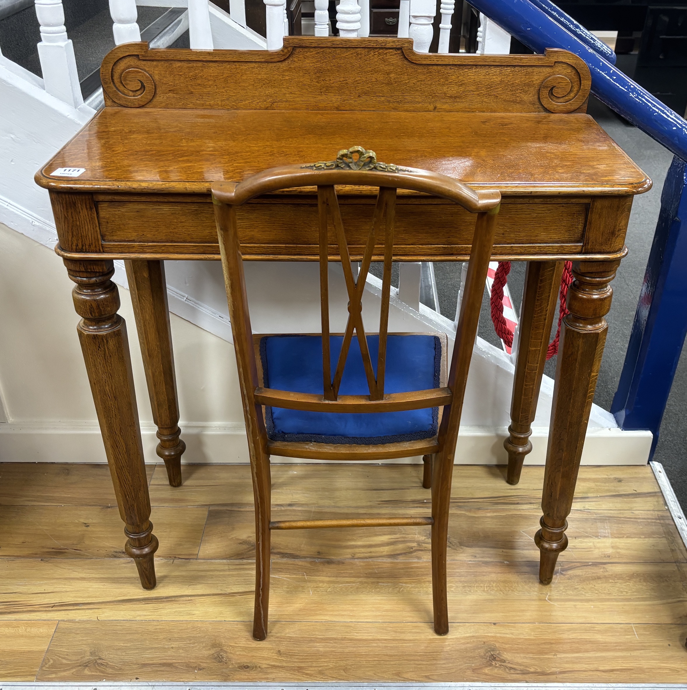 A Victorian oak hall table, width 91cm, depth 41cm, height 99cm